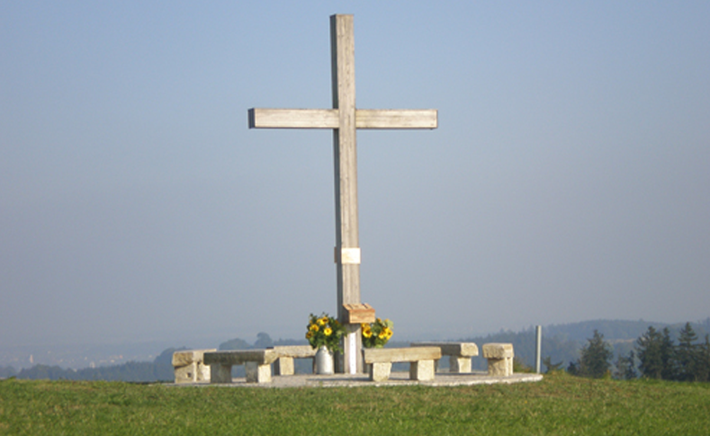 Das Friedenskreuz beim Bucherhof nach der Eröffnung