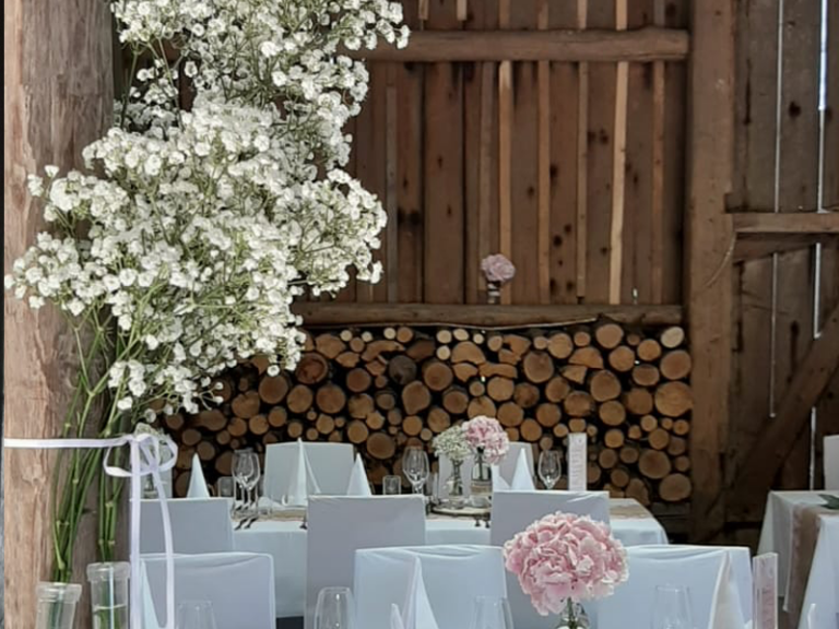 Tischdekoration einer Hochzeit am Bucherhof